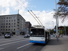 Die Station  Vabaduse Vljak. liegt vor der einzigen Kreuzung mit der Straenbahn, die dieser Bus....
