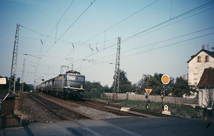 Der Bahnbergang Woogstrae existiert 1974 noch.
Das berholgleis ist noch angeschlossen. Die Woogstrae wurde zugunsten der BUGA 1989 zurckgebaut. Damit entfiel auch der Bahnbergang Woogstrae.