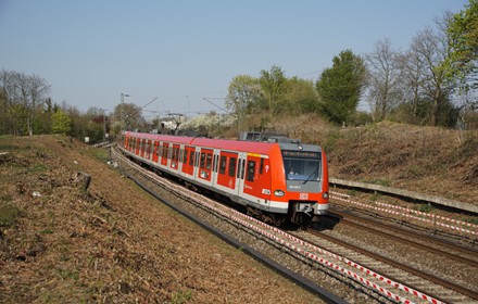 Ein ET 423 der S-Bahn Rhein-Main auf der Linie S6 zum Sdbahnhof