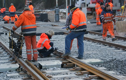Man beachte die Arbeitskleidung bei vergleichbaren 
Arbeiten 2009. Dies ist nicht die Main Weser Bahn.
Aber nicht weit weg. Arbeiten im Bereich der U-Bahn Station Heddernheimer Landstrae.