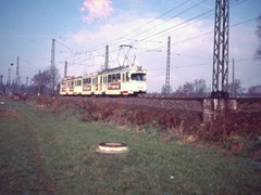 Ein MTmt Zug in Höhe der VDM Werke in Heddrnheim