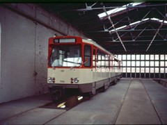 Auf O folgt P. Die Eierlegendewollmilchsau wurde als Straßenbahn und als U-Bahnwagen eingesetzt.
Hier 702 fabrikneu.