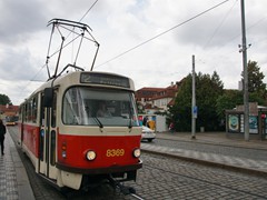 Ein solo  Tatra T3R.P an der Station  Malorstranká