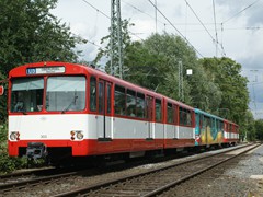 303 wird auch einer der letzten beiden U1 Wagen sein, die als Museumsfahrzeug erhalten bleiben.
Hier als "Hessentagsexpress" 2011 