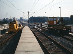 Die Baufahrzeuge wurden fr die Verlngerung der A (D) Strecke  zur Station "Rmerstadt" bentigt.
Im Hintergrund ist die bereits fertiggestellte Trasse nach Ginnheim gut zu erkennen.