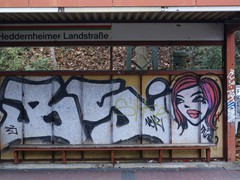 Die alte Station "Heddernheimer Landstrae". Gut zu erkennen der rote und grne Streifen.
Hier war der grne Streifen einst berklebt.
Da die grn markierten Linien die Farbe der Linien A2 und 24 Richtung Bad Homburg waren.