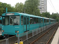 Zwei der insgesamt 3 Stadtbahn Bahnsteige in Ginnheim