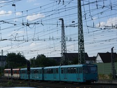 Ein U-2 Zug der Linie U1 in Heddernheim. Ungefhr an dieser Stelle stand einst ein Formsignal und das Stellwerk.