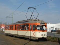 M von der Seite mit Türen an der Hugo-Junkers Sraße die ehm. Neckermann-Bahn-Haltestelle.