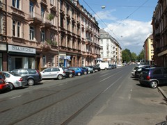 Die Glauburgstraße ist auch so eine Betriebsstrecke. In der Vergangenheit wurde sie manchmal noch für Umleitungen der Straßenbahn genutzt.
Seit nun die Hochbahnsteige in der Eckenheimer Landstraße errichtet wurden, dürfte es auch damit vorbei sein.