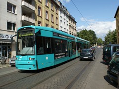 Hier ein Zug der Linie 12 auf Umleitungskurs in der Glauburgstraße.