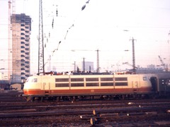 E103 verlsst mit einem D-Zug Frankfurt am Main