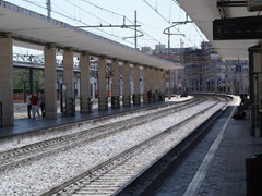 Weiß gekalkter Schotter im Bahnhofsbereich in Salerno. Es soll wohl durch die offenen Zug-Toiletten bedingt sein...