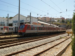Dieser Zug kommt von Rossio, direkt aus dem Tunnel