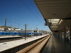 Ein blauer Zug der Fertagus Bahn-Gesellschaft Richtung Süden