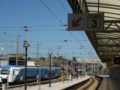 Ein blauer Zug der Fertagus Bahn-Gesellschaft Richtung Süden