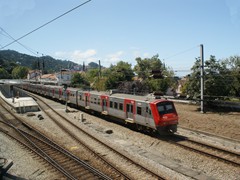 Ein Zug der BR 2300 verlässt Sintra in Richtung Rossio...