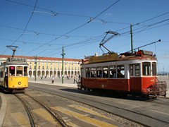 Gelbe Linienbahn und rote Touristenbahn