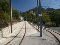 Nach wenigen Kilometern zweigt  in Ribeira de Sintra ein Gleis zum Depot ab.