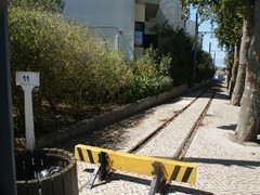 ...an der sonst schlichten Stumpfendstelle in Sintra bei Kilometer 11 beginnt die Strecke. Frher fhrte sie bis zm Bahnhof Sintras.