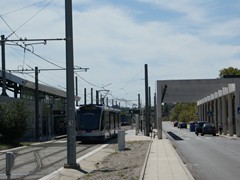 Links die Bahnsteigeder Regionalbahnen, rechts das Empfangsgebude.