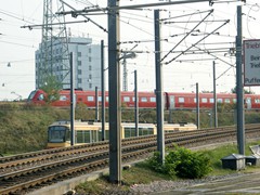 Oben ein Regio Zug der DB in der Mitte ein Zug in der Wendeanlage, rechts die Rampe Richtung Rastatt.