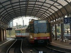 Ein Zug der Linie S1 verlässt "Karlsruhe Albtalbahnhof" Richtung Ettlingen