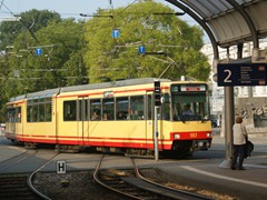 Ein Eilzug der Linie S11 verlässt das Karlsruher Strassenbahnnetz und fährt in den Albtal-Bahnhof ein. Das T signalisiert, dass hier ein anderes Stromnetz beginnt.