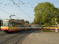 Vom Karlruher Strassenbahnnetz führt ein scharfer Gleisbogen in den Albtalbahnhof...