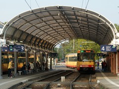 Linie S1 verlässt den Albtalbahnhof Richtung Neureut via Karlsruhe Hauptbahnhof