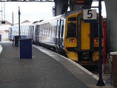 Diser Class 158 Triebzug steht in Inverness ab Bahnsteig der Far North Line