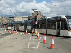 Nach der Station Haymarket fädelt die Tram sich in den Straßenverkehr ein.