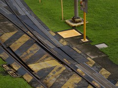 Das mittlere Gleis dient der Rückführung der Loks und hat keine Zahnstange. Dort können normale Weichen genutzt werden.