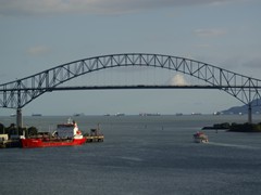 DerPazifik  ist erreicht, die Bridge of Americans, das Tor zumPazifik.
All die Schiffe im Hintergrund warten auf die Passage durch den Kanal.