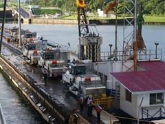 Steuerbord stehen die drei Treidelloks bereit um das Schiff durch die Gatun Locks zu geleiten.