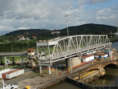 Am Ende der Miraflores Locks befindet sich eine Drehbrücke mit Schienen darauf.  Linke Hälfte.