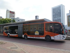Ein Gelenkbus verlässt die Station Centro