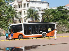 Solo Bus mit Türen auf beiden Seiten