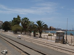 Das zum Strand gelegene Gleis führt nach Tacna in Bolivien. Das andere Schmalspurgleis Gleis nach La Paz