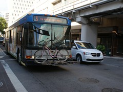 Immerhin haben die Busse Fahrrad Transportgestelle...