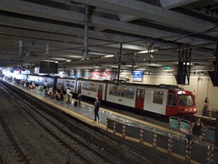 Ein CV FE 220 062 Triebzug der Circumvesuvia in de rStation Napoli Gabrialdi, in Richtung Napoli Porta Nolana derr Endstation
