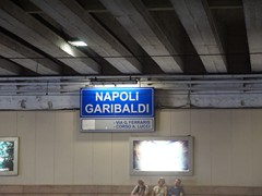 Die Station "Napoli Gabrialdi" ist unter dem Vorfeld des Bahnhofs von Neapel gelegen.