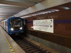 Ein Zug vom Typ 81-540.2 von Metrowagonmash, die im Jahre 2008 beschafft wurden fährt in die Station Sportivnaya Richtung Shushary ein