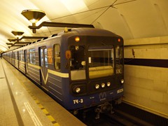 Richtungsbahnsteig an der Station Sportiwnaja der Linie M5 Richtung Komendantski Prospekt