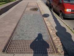 Ein Stück Gleis der Spurweite von1524 mm erinnert an die älteste elektrifizierte Strecke auf der Admiralteiskaja des Netzes in St. Petersburg. 1997 wurde die Strecke in der Admiraltejskaja eingestellt