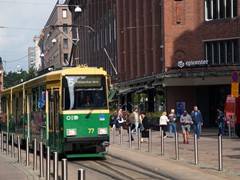 Ein Zug der Linie 5 fährt in den eingleisigen Abschnitt ein