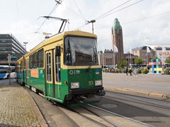 Im Hintergrund der Bahnhof von Helsinki.