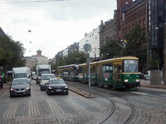 Gut zu erkennen, dass für abbiegende Züge von der Mannerheimintie ein extra Gleis zur Verfügung steht um Rückstau zu vermeiden. Kennt man aus Mannheim
