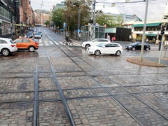 Der Verkehr findet auf Meterspur statt. Die Kreuzung Mannerheimintie