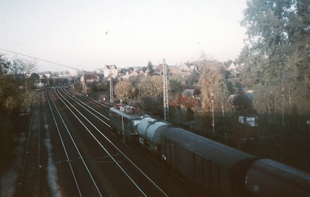 Beginnen wir am Betriebsbahnhof Ginnheim mit seinen zwei Überholgleisen und dem Abstellgleis für die Rübentransportwagen. Im Hintergrund ist der Bü Woogstraße zu erkennen. Die Aufnahme entstand um 1974